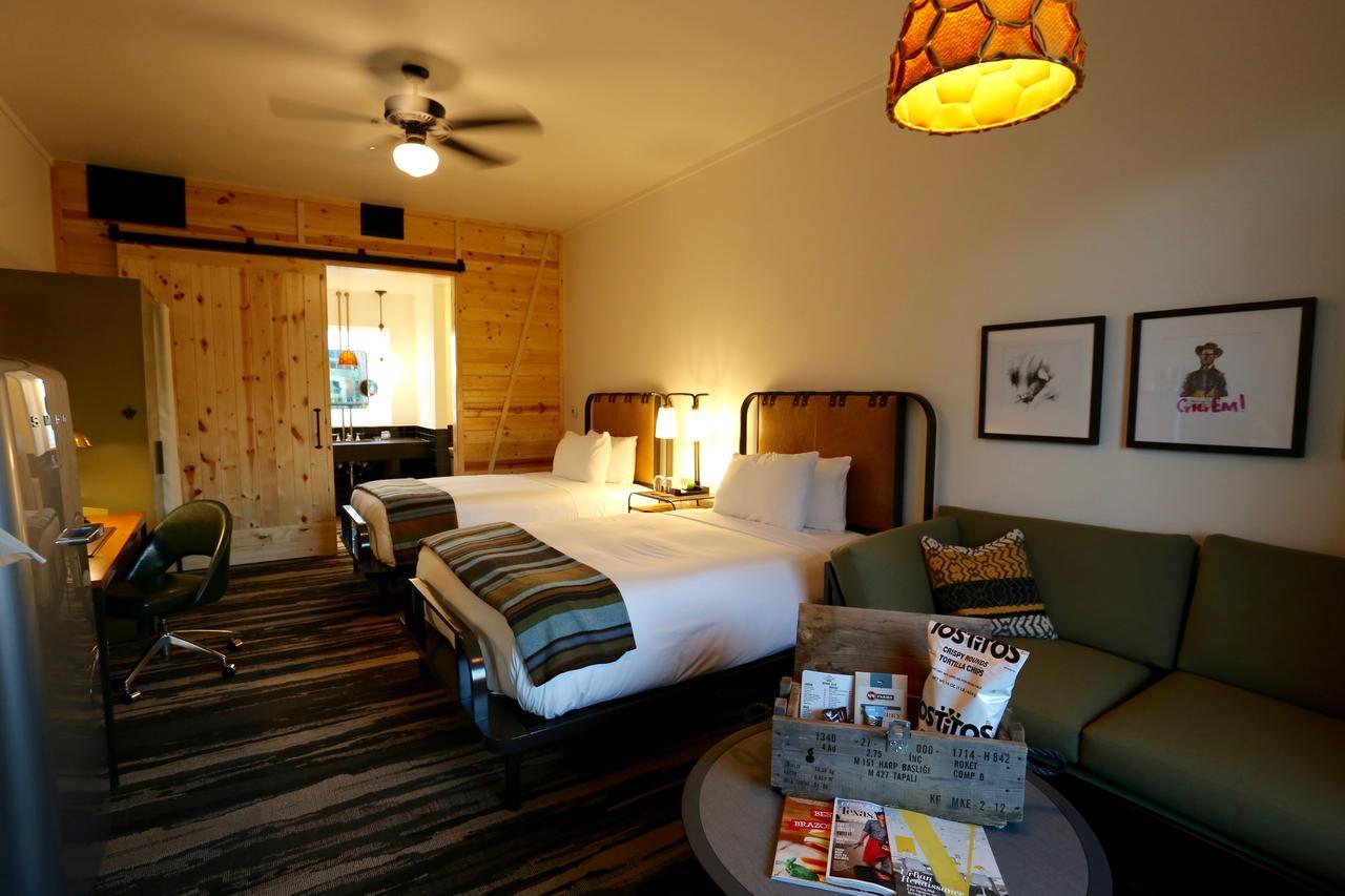 Cavalry Court, By Valencia Hotel Collection College Station Buitenkant foto