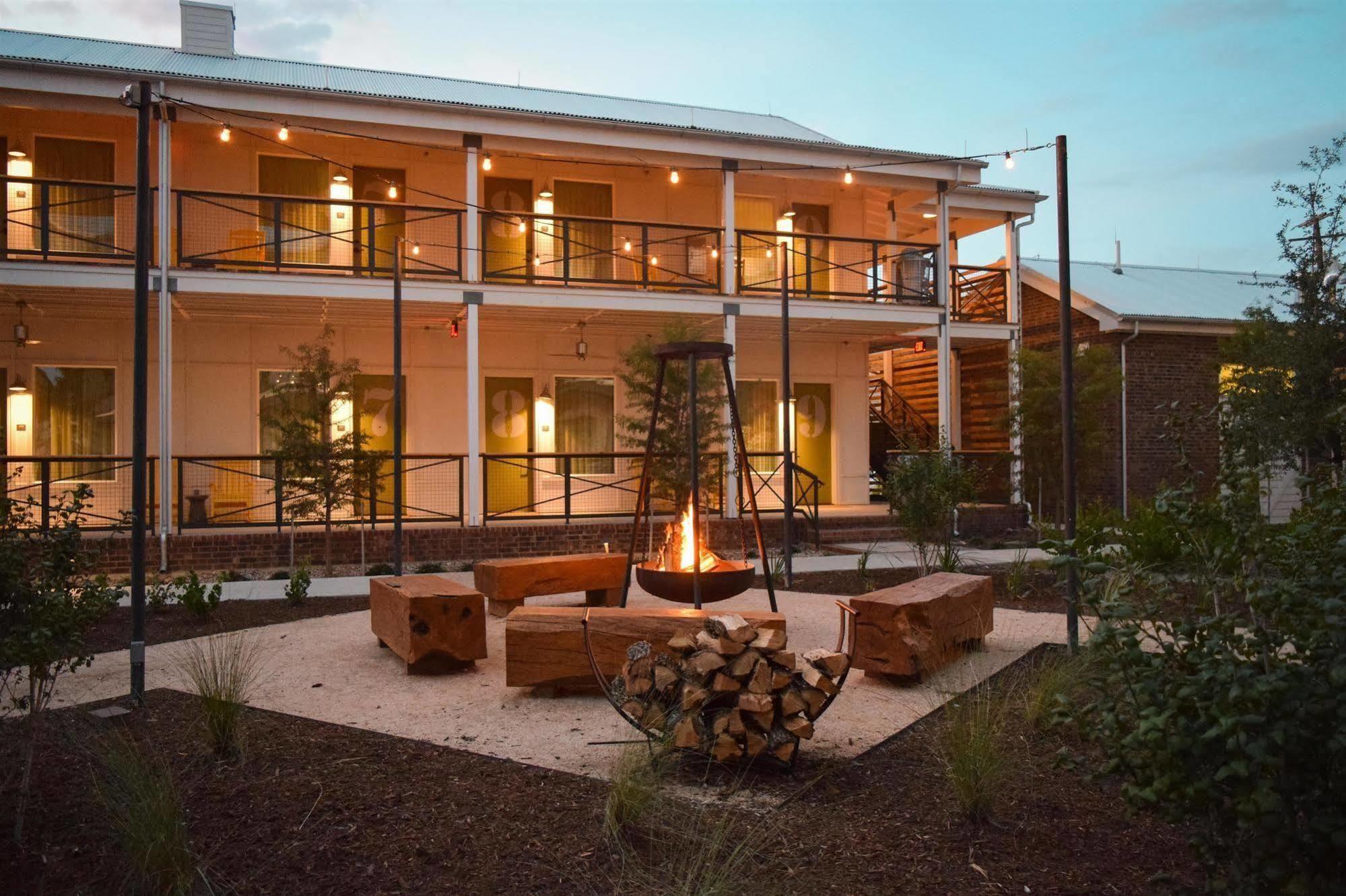 Cavalry Court, By Valencia Hotel Collection College Station Buitenkant foto